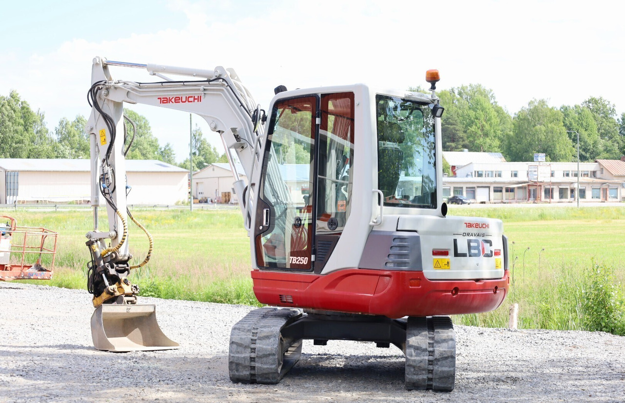Takeuchi TB250 - Мини-экскаватор: фото 3 Takeuchi TB250 - Мини-экскаватор: фото 3