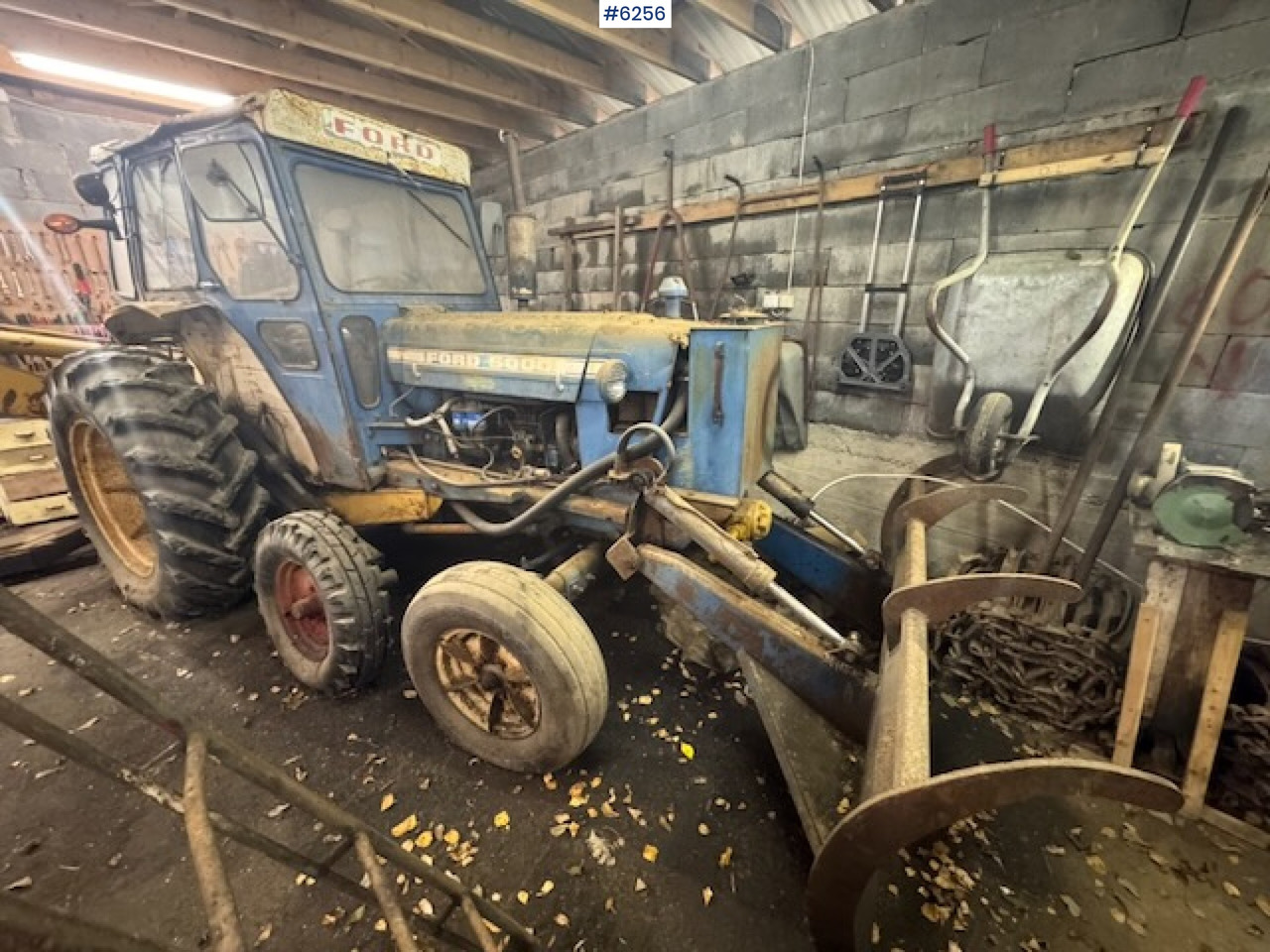 1968 Ford 5000 w/ digger, front cutter and 3 buckets! - Трактор: фото 2 1968 Ford 5000 w/ digger, front cutter and 3 buckets! - Трактор: фото 2