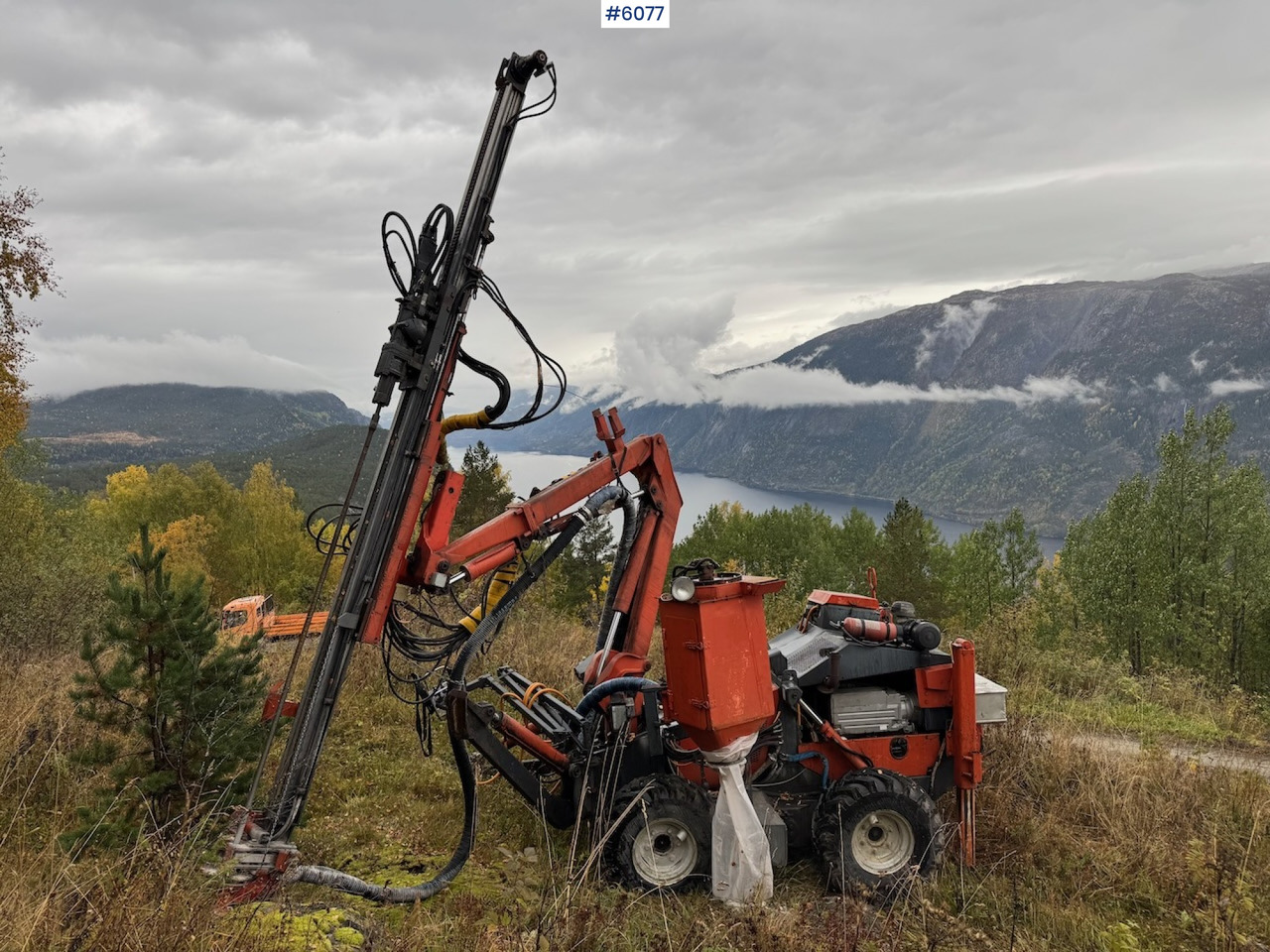 1997 Tamrock Commando 300 - Буровая машина: фото 1 1997 Tamrock Commando 300 - Буровая машина: фото 1