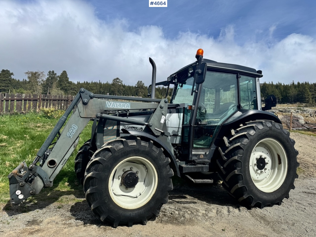 2003 Valtra A85-4 4x4 with Front Loader – 4450 hours! - Трактор: фото 1 2003 Valtra A85-4 4x4 with Front Loader – 4450 hours! - Трактор: фото 1