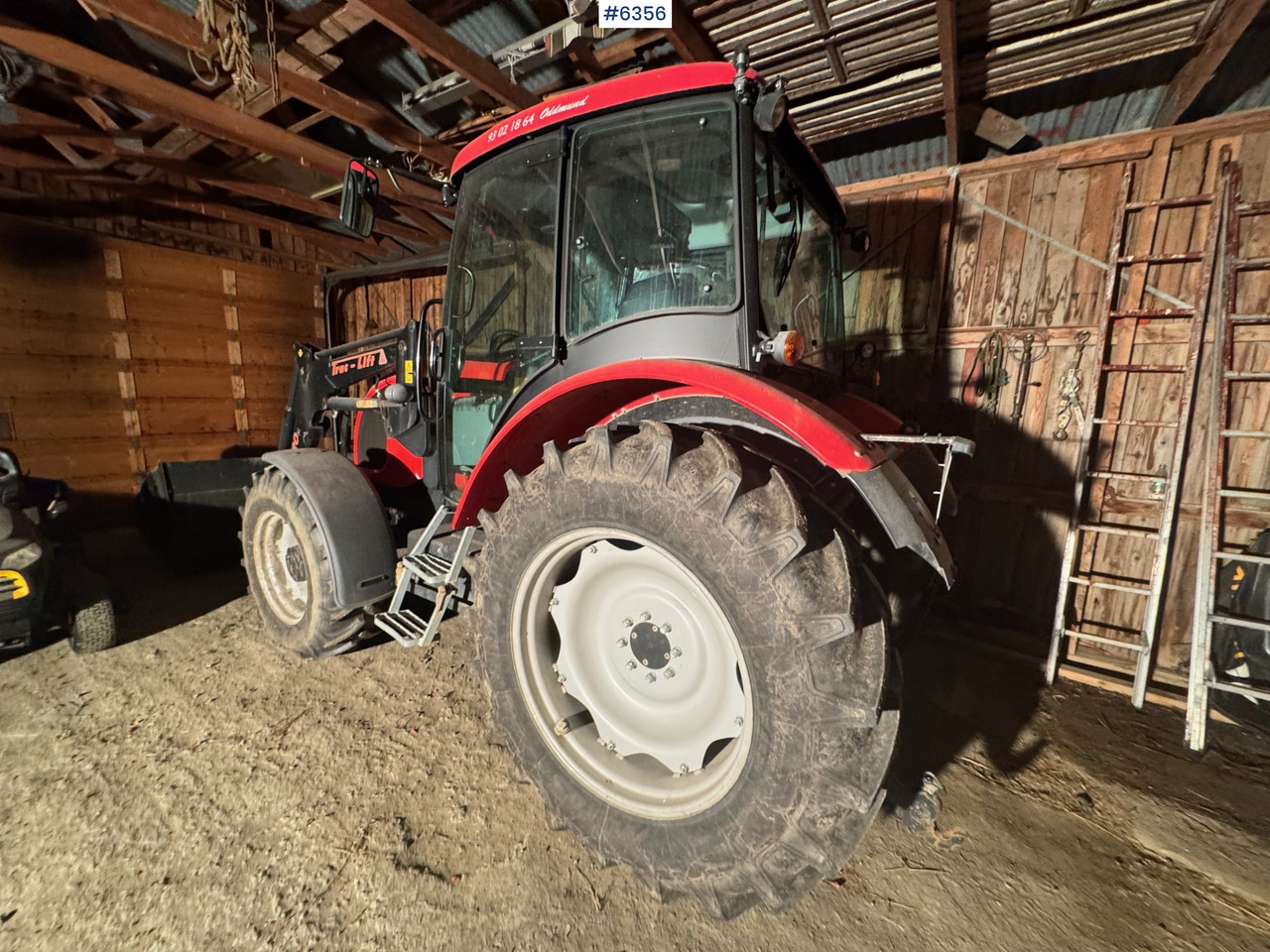 2008 Zetor 8541 Proxima Plus with loader, pallet forks, and snow bucket. Only 1,452 hours! - Трактор: фото 5 2008 Zetor 8541 Proxima Plus with loader, pallet forks, and snow bucket. Only 1,452 hours! - Трактор: фото 5