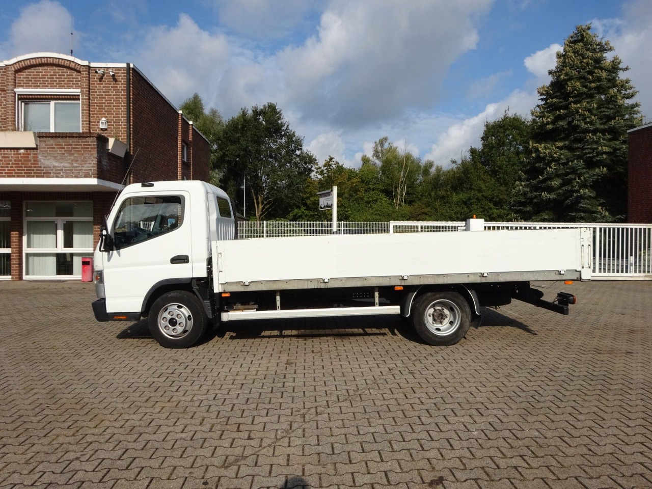 FUSO CANTER 7C15 Pritsche 4x2 - Малотоннажный бортовой грузовик: фото 2 FUSO CANTER 7C15 Pritsche 4x2 - Малотоннажный бортовой грузовик: фото 2