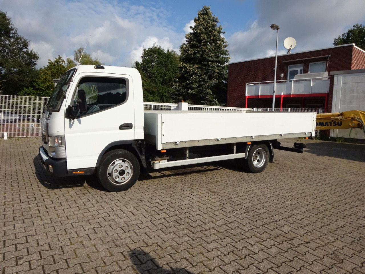 FUSO CANTER 7C15 Pritsche 4x2 - Малотоннажный бортовой грузовик: фото 4 FUSO CANTER 7C15 Pritsche 4x2 - Малотоннажный бортовой грузовик: фото 4