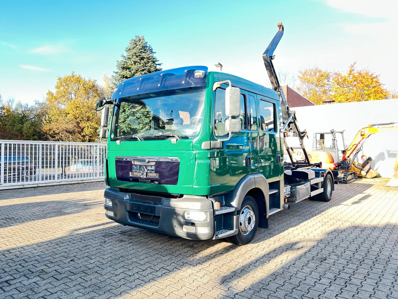 MAN 12.250 Doppelkabine Abroller - Крюковой мультилифт: фото 2 MAN 12.250 Doppelkabine Abroller - Крюковой мультилифт: фото 2