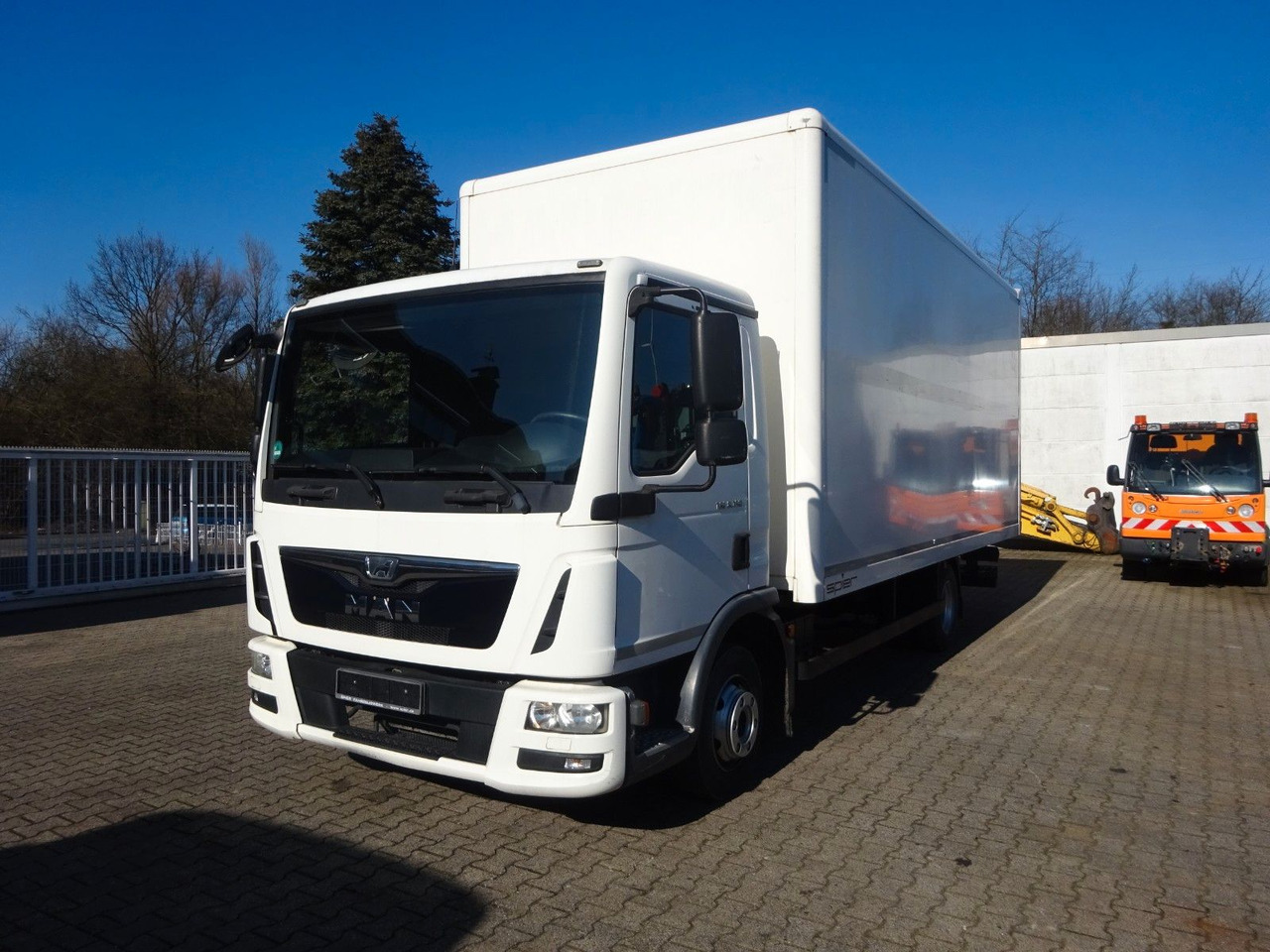 MAN 8.150 TGL Koffer 4x2 - Грузовик с закрытым кузовом: фото 1 MAN 8.150 TGL Koffer 4x2 - Грузовик с закрытым кузовом: фото 1