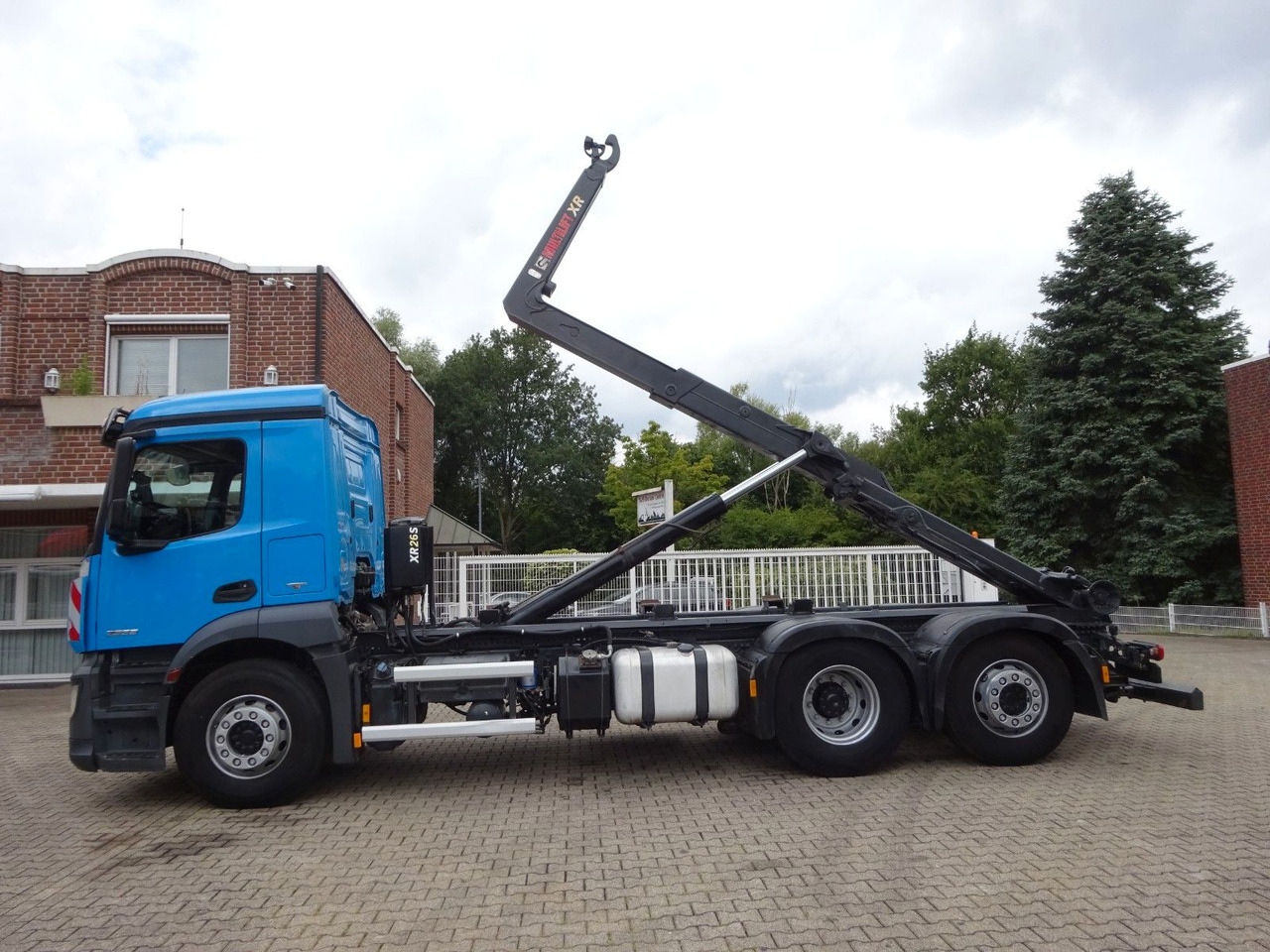Mercedes-Benz 2533 Antos MULTILIFT Abroller 6x2 - Крюковой мультилифт: фото 2 Mercedes-Benz 2533 Antos MULTILIFT Abroller 6x2 - Крюковой мультилифт: фото 2