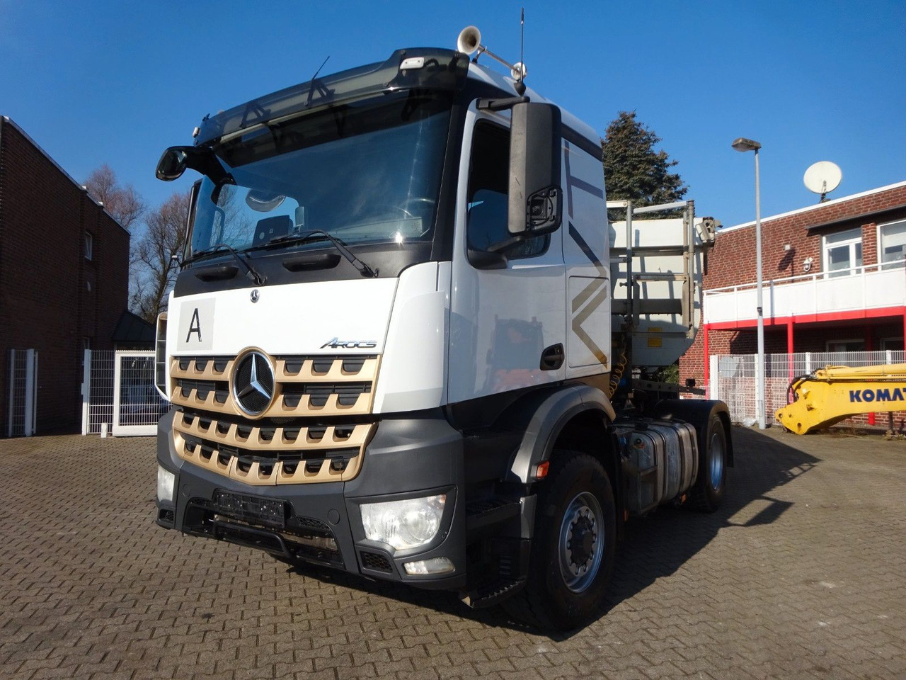 Mercedes-Benz 1851 Arocs SZM 4x2-4 HAD + Hydr. Kipperpumpe Mercedes-Benz 1851 Arocs SZM 4x4 HAD + Hydr. Kipperpumpe - Тягач: фото 3 Mercedes-Benz 1851 Arocs SZM 4x2-4 HAD + Hydr. Kipperpumpe Mercedes-Benz 1851 Arocs SZM 4x4 HAD + Hydr. Kipperpumpe - Тягач: фото 3