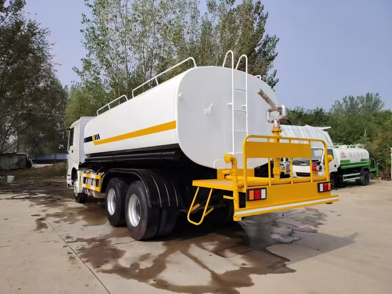 SINOTRUK HOWO sprinkler - Грузовик-цистерна: фото 2 SINOTRUK HOWO sprinkler - Грузовик-цистерна: фото 2