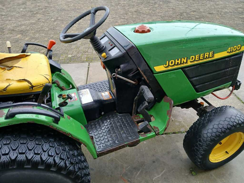 Трактор John Deere 4100: фото 6