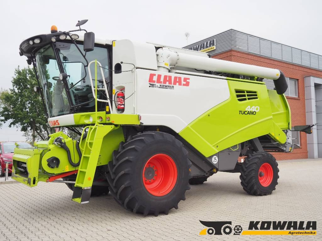 Claas Tucano 440 + V620 - Зерноуборочный комбайн: фото 1 Claas Tucano 440 + V620 - Зерноуборочный комбайн: фото 1