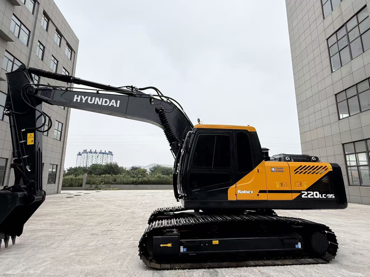 HYUNDAI R220LC-9S - Гусеничный экскаватор: фото 1 HYUNDAI R220LC-9S - Гусеничный экскаватор: фото 1