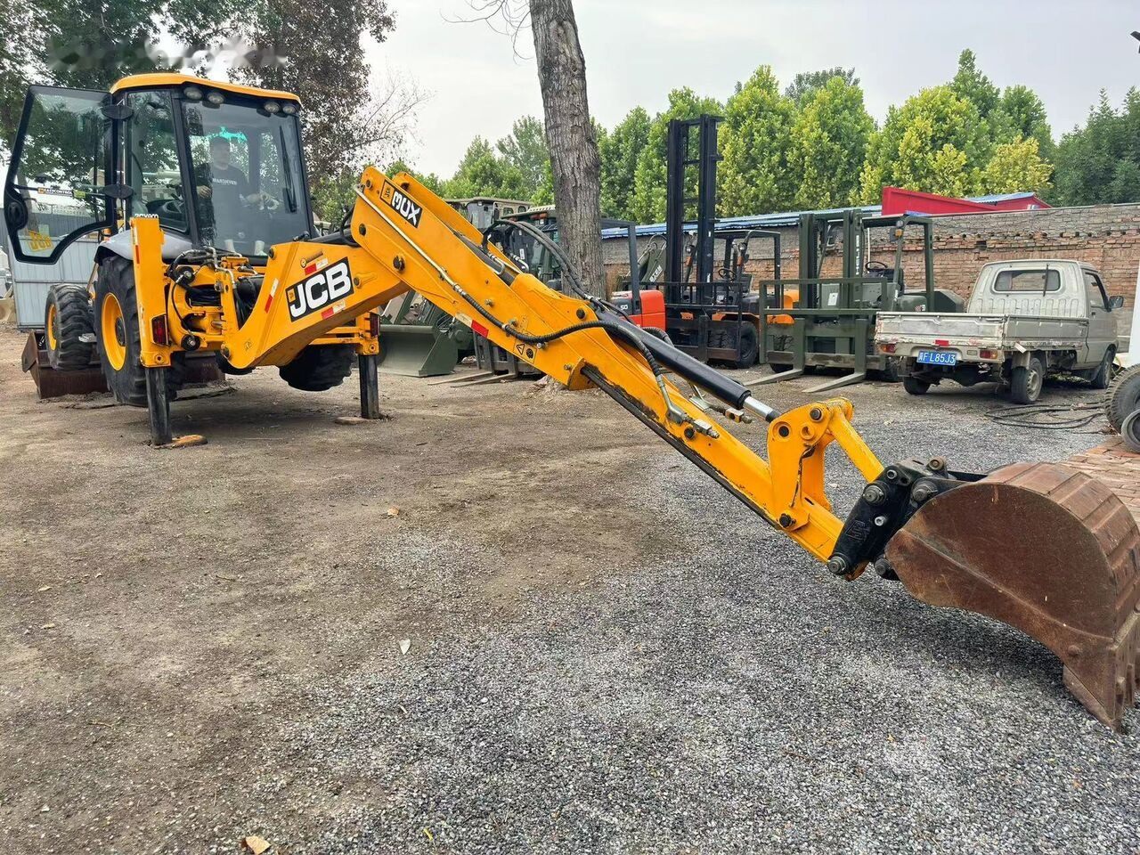 JCB 3CX Telescopic Arm Plus Four in One Bucket - Экскаватор-погрузчик: фото 1 JCB 3CX Telescopic Arm Plus Four in One Bucket - Экскаватор-погрузчик: фото 1