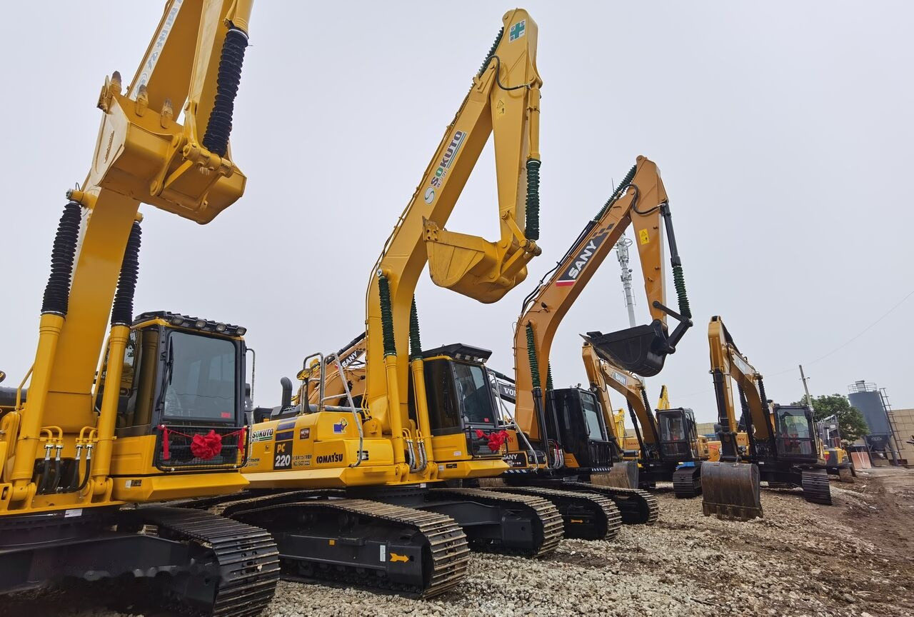 Komatsu PC220-8 - Гусеничный экскаватор: фото 2 Komatsu PC220-8 - Гусеничный экскаватор: фото 2