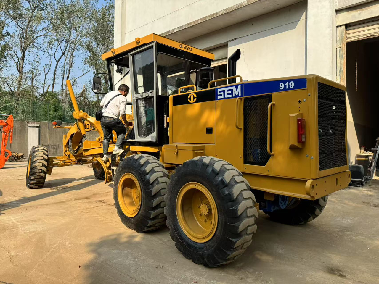 SEM 919 - Грейдер: фото 1 SEM 919 - Грейдер: фото 1