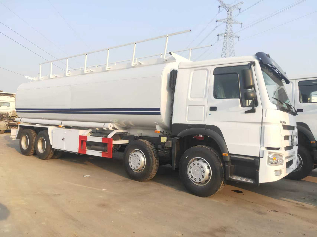 SINOTRUK HOWO Fuel Tank - Грузовик-цистерна: фото 2 SINOTRUK HOWO Fuel Tank - Грузовик-цистерна: фото 2