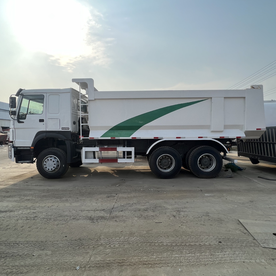 SINOTRUK HOWO - Грузовик с закрытым кузовом: фото 1 SINOTRUK HOWO - Грузовик с закрытым кузовом: фото 1