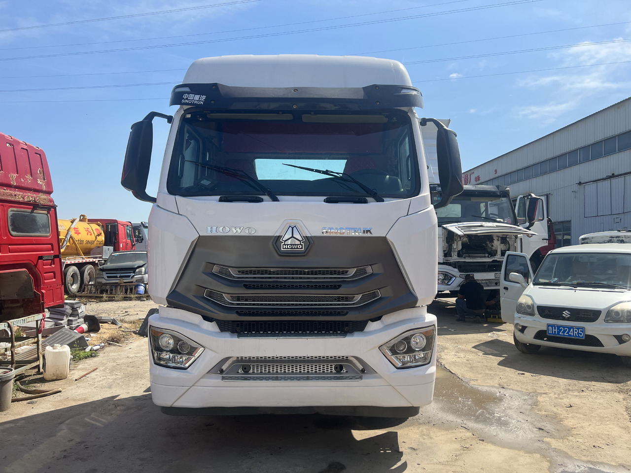 SINOTRUK HOWO trailer head - Тягач: фото 2 SINOTRUK HOWO trailer head - Тягач: фото 2