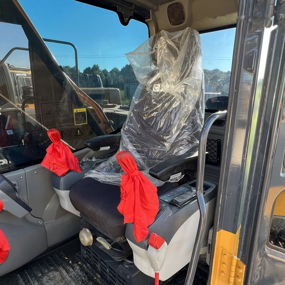 Гусеничный экскаватор XCMG XE215DA: фото 12 Гусеничный экскаватор XCMG XE215DA: фото 12