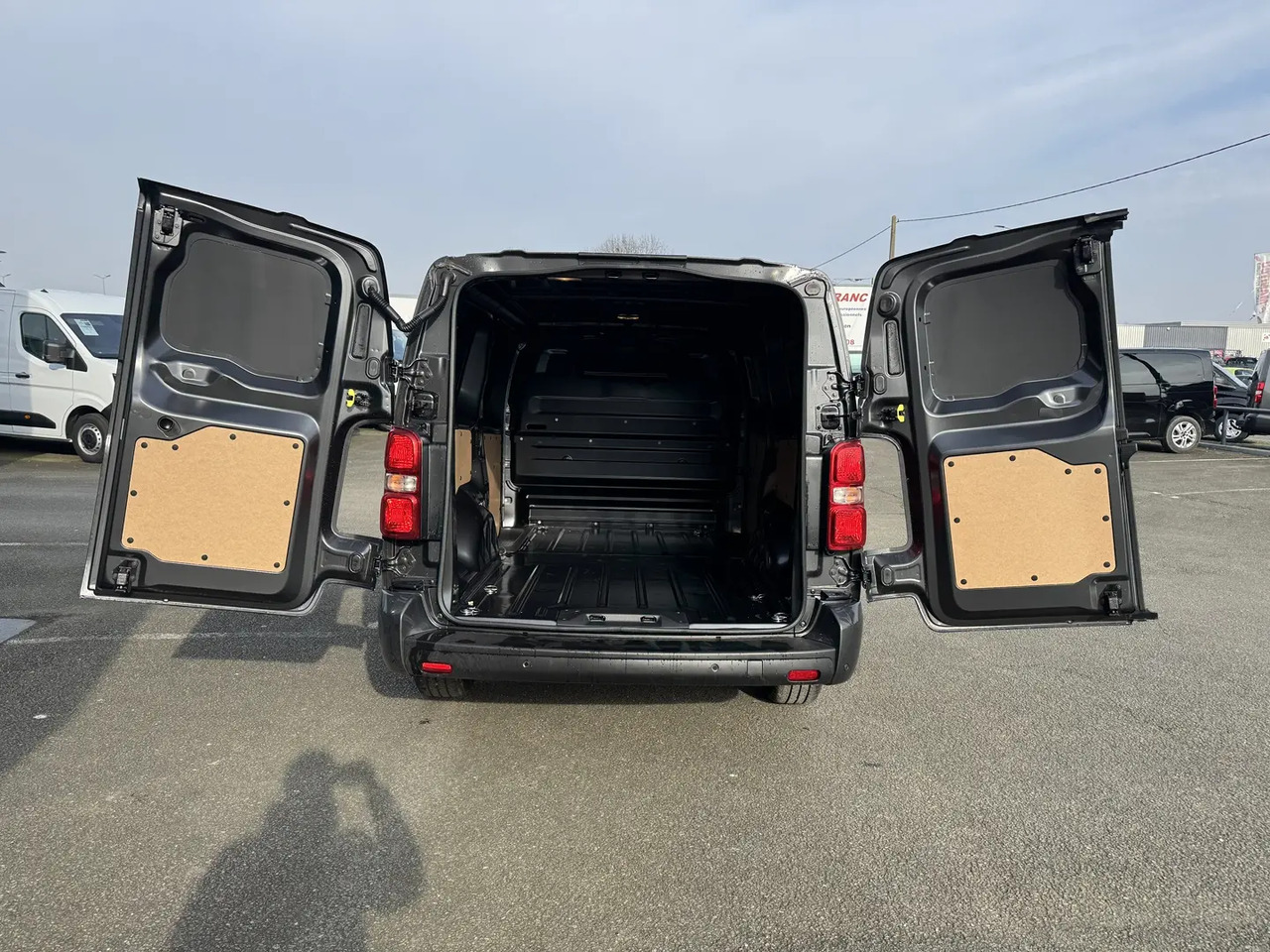 Citroen Jumpy XL 2.0 BLUEHDI 180CH S&S PACK PREMIUM CONNECT EAT8 - Цельнометаллический фургон: фото 2 Citroen Jumpy XL 2.0 BLUEHDI 180CH S&S PACK PREMIUM CONNECT EAT8 - Цельнометаллический фургон: фото 2