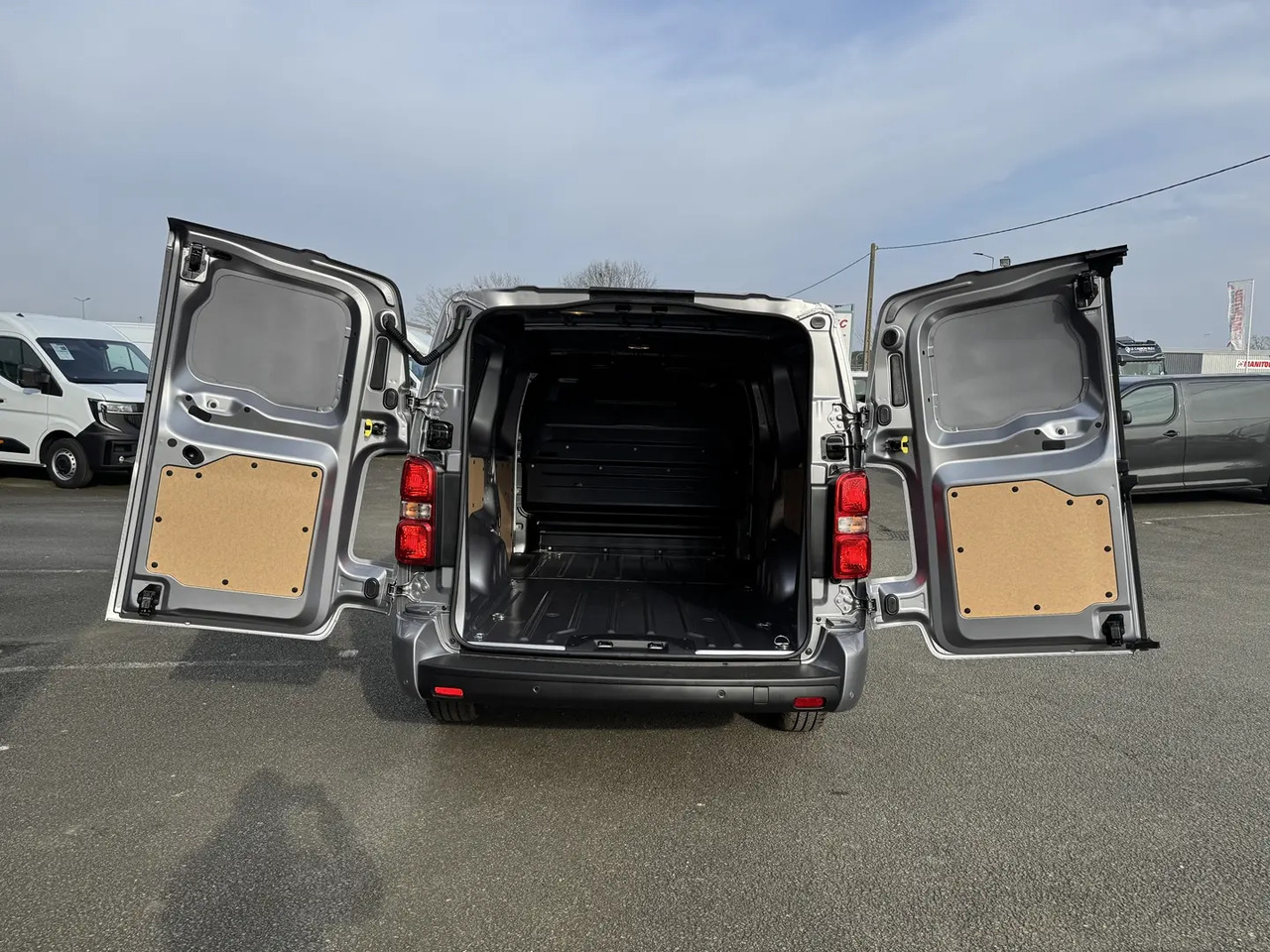 Citroen Jumpy XL 2.0 BLUEHDI 180CH S&S PACK PREMIUM CONNECT EAT8 - Цельнометаллический фургон: фото 2 Citroen Jumpy XL 2.0 BLUEHDI 180CH S&S PACK PREMIUM CONNECT EAT8 - Цельнометаллический фургон: фото 2