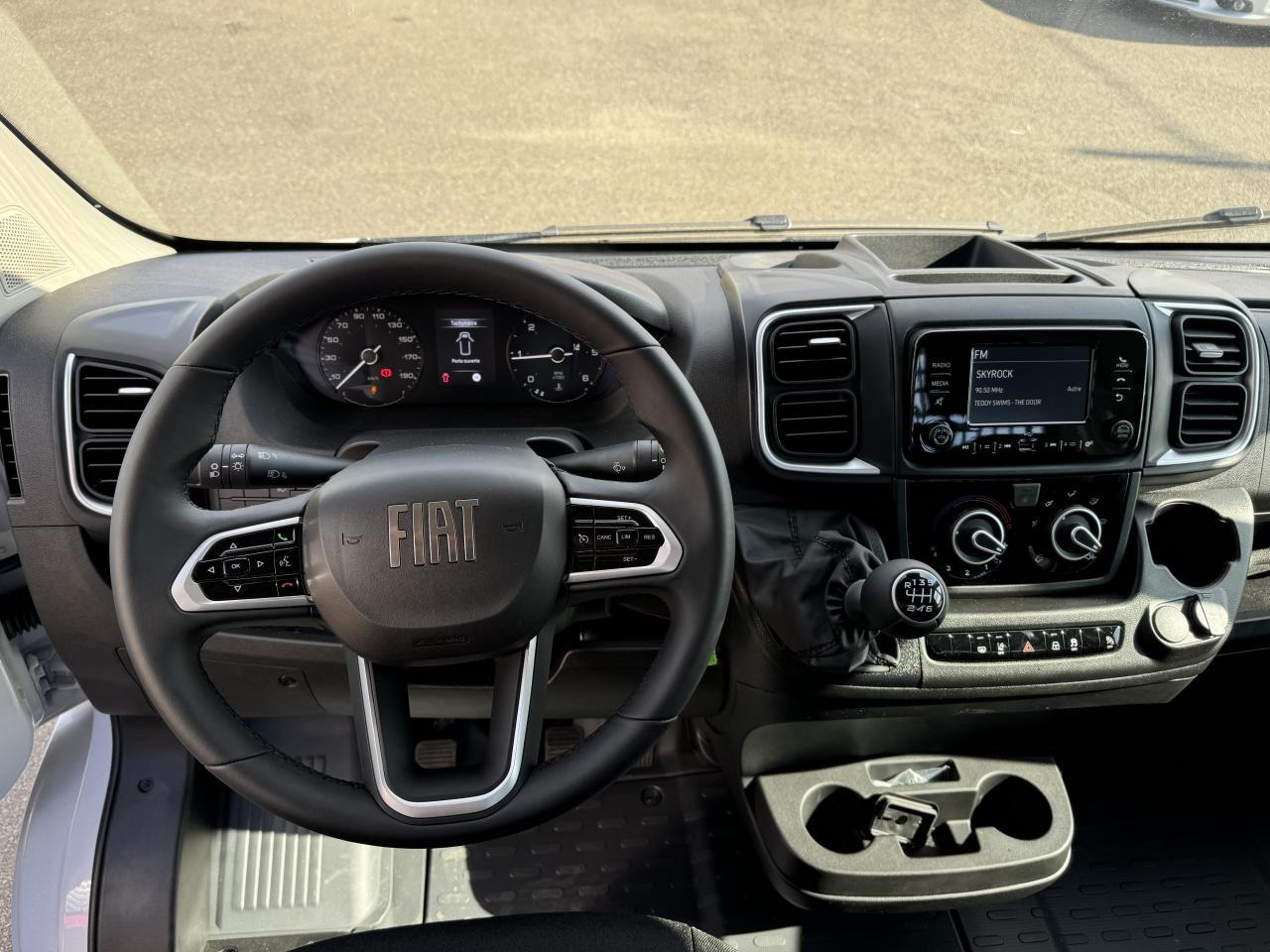 FIAT Ducato Maxi 3.5 XL 2.2 - 140 S&S III PLATEAU CABINE Plateau cabine Maxi 3.5 XL PHASE 4 - Малотоннажный бортовой грузовик: фото 5 FIAT Ducato Maxi 3.5 XL 2.2 - 140 S&S III PLATEAU CABINE Plateau cabine Maxi 3.5 XL PHASE 4 - Малотоннажный бортовой грузовик: фото 5