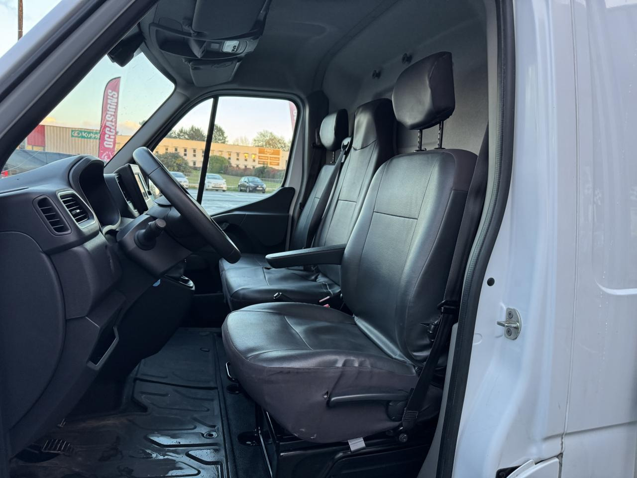 RENAULT Master Grand Confort F3300 L2H2 2.3 Blue dCi - 150 CH PORTE VERRE - Цельнометаллический фургон: фото 4 RENAULT Master Grand Confort F3300 L2H2 2.3 Blue dCi - 150 CH PORTE VERRE - Цельнометаллический фургон: фото 4