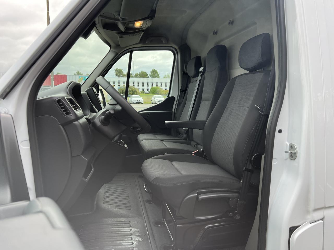 RENAULT Master Grand Confort F3300 L2H2 2.3 dCi - 135  III FOURGON Fourgon L2H2 Traction PHASE 3 - Цельнометаллический фургон: фото 4 RENAULT Master Grand Confort F3300 L2H2 2.3 dCi - 135  III FOURGON Fourgon L2H2 Traction PHASE 3 - Цельнометаллический фургон: фото 4