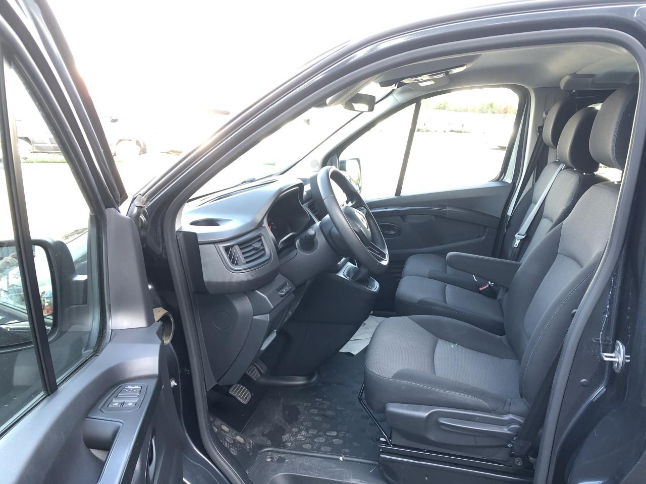 RENAULT Trafic L2 2.0 Energy dCi - 150 - S&S  III COMBI Combi Zen L2H1 PHASE 3 - Пассажирский фургон: фото 4 RENAULT Trafic L2 2.0 Energy dCi - 150 - S&S  III COMBI Combi Zen L2H1 PHASE 3 - Пассажирский фургон: фото 4