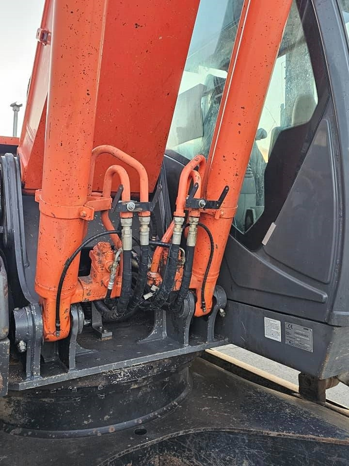 Гусеничный экскаватор Hitachi ZX 210 LC-3: фото 10