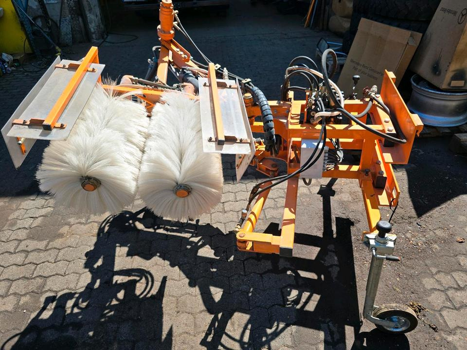 Leitpfostenwaschgerät WV 3-L für Unimog 405/10 405/12 U300 u400 300 500 318 218 423 430 530 Schmidt - Щетка: фото 1 Leitpfostenwaschgerät WV 3-L für Unimog 405/10 405/12 U300 u400 300 500 318 218 423 430 530 Schmidt - Щетка: фото 1