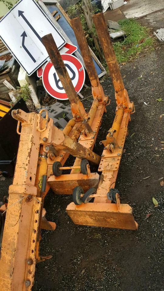 Stützen für Salzstreuer Schmidt Küpper Weisser Epoke Unimog Fendt - Рама/ Шасси для Разбрасывателей песка/ Соли: фото 1 Stützen für Salzstreuer Schmidt Küpper Weisser Epoke Unimog Fendt - Рама/ Шасси для Разбрасывателей песка/ Соли: фото 1