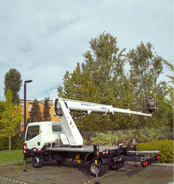 Oil&Steel Scorpion 2313 zamontowany na Nissan Cabstar - Грузовик с подъемником: фото 1 Oil&Steel Scorpion 2313 zamontowany na Nissan Cabstar - Грузовик с подъемником: фото 1