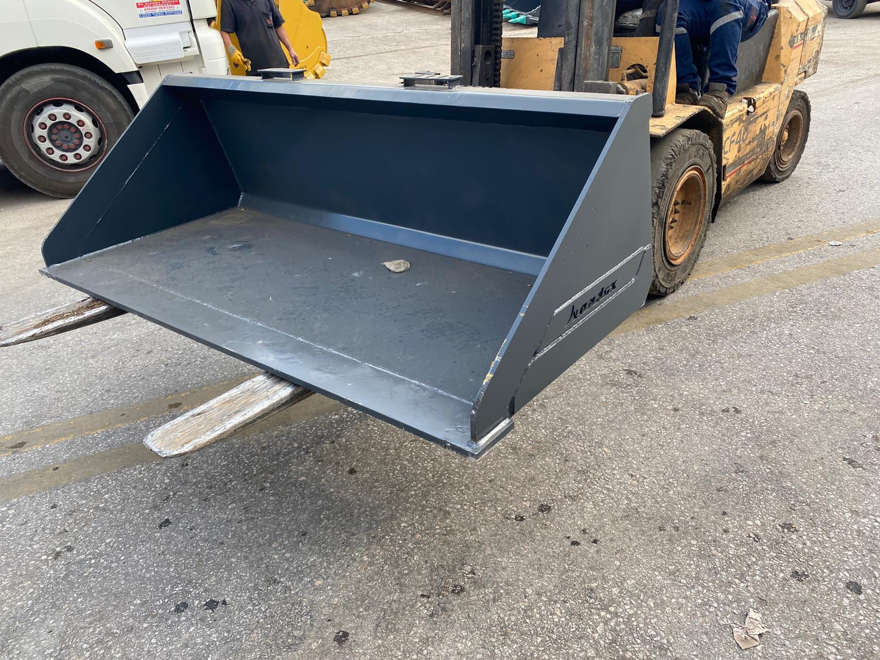 JCB 300 - Ковш для погрузчика для Строительной техники: фото 1 JCB 300 - Ковш для погрузчика для Строительной техники: фото 1