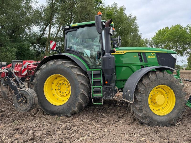 JOHN DEERE 6R250 - Трактор: фото 1 JOHN DEERE 6R250 - Трактор: фото 1