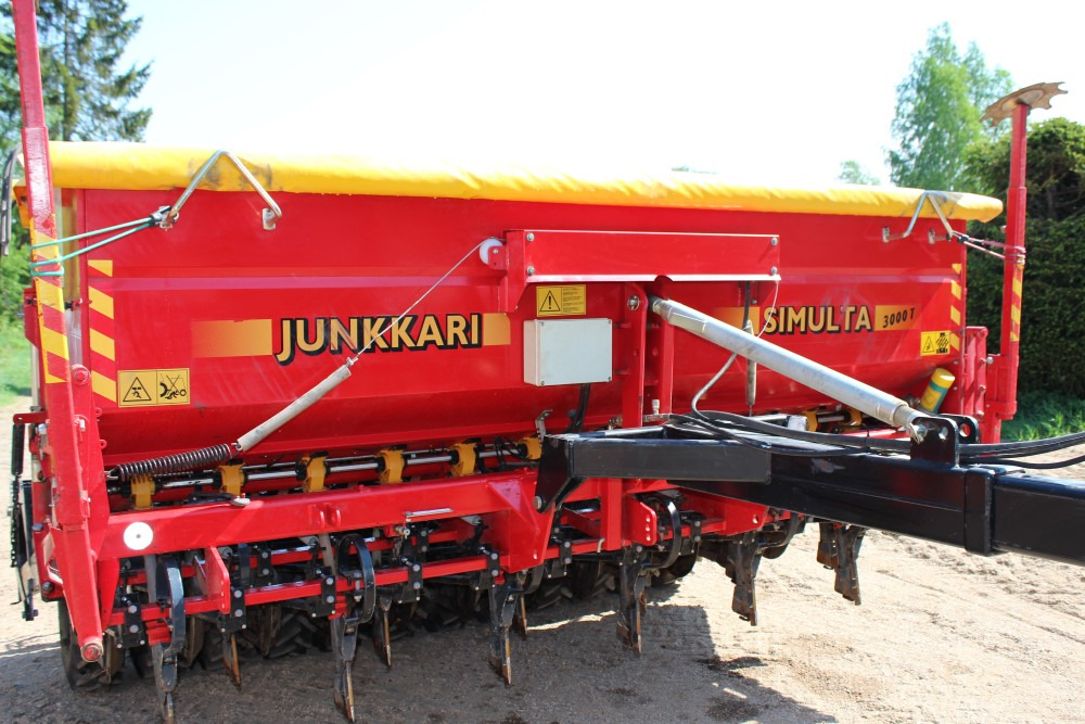 Junkkari Simulta 3000T - Siisti! Heinänsiemenlaite ja kiekkovantaat takana - Посевной комплекс: фото 2 Junkkari Simulta 3000T - Siisti! Heinänsiemenlaite ja kiekkovantaat takana - Посевной комплекс: фото 2