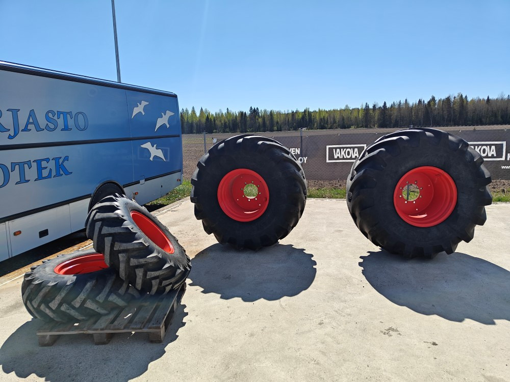 Mammuttirenkaat 750/65R26 ja 360/80-20 Claas 58S leikkuupuimuriin vanteilla, todella hyväkuntoiset! - Колесо для Другой техники: фото 1 Mammuttirenkaat 750/65R26 ja 360/80-20 Claas 58S leikkuupuimuriin vanteilla, todella hyväkuntoiset! - Колесо для Другой техники: фото 1