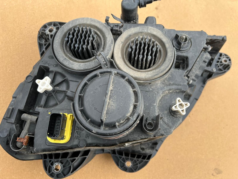 DAF XF106 - Передняя фара: фото 4 DAF XF106 - Передняя фара: фото 4