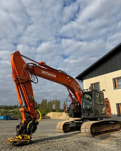 HitachiZX225USLC-7 + Engcon - Гусеничный экскаватор: фото 1 HitachiZX225USLC-7 + Engcon - Гусеничный экскаватор: фото 1