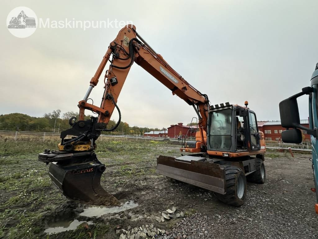Doosan DX 140 W med vagn och redskap  - Колёсный экскаватор: фото 1 Doosan DX 140 W med vagn och redskap  - Колёсный экскаватор: фото 1