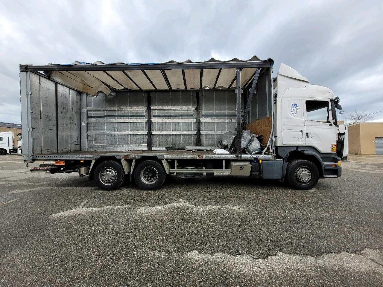 SCANIA R490 - Тентованный грузовик: фото 3 SCANIA R490 - Тентованный грузовик: фото 3