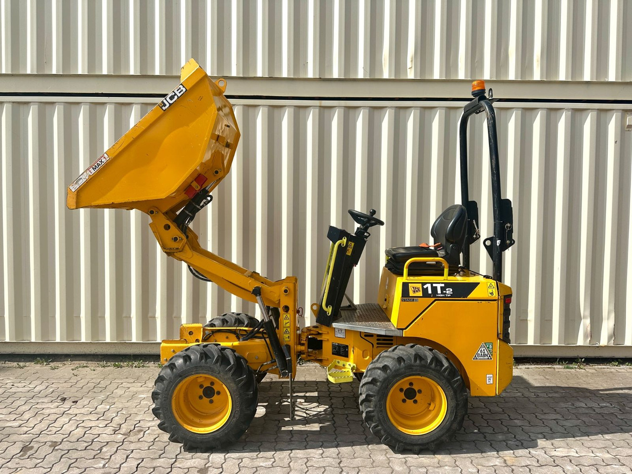 JCB 1T-2 High Tip Dumper, 811 Bh, 1.000 KG - Мини-самосвал: фото 1 JCB 1T-2 High Tip Dumper, 811 Bh, 1.000 KG - Мини-самосвал: фото 1