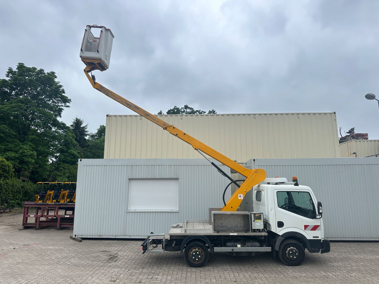 Nissan Cabstar mit Topy11 Arbeitsbühne / 11 Meter - Грузовик с подъемником: фото 2 Nissan Cabstar mit Topy11 Arbeitsbühne / 11 Meter - Грузовик с подъемником: фото 2
