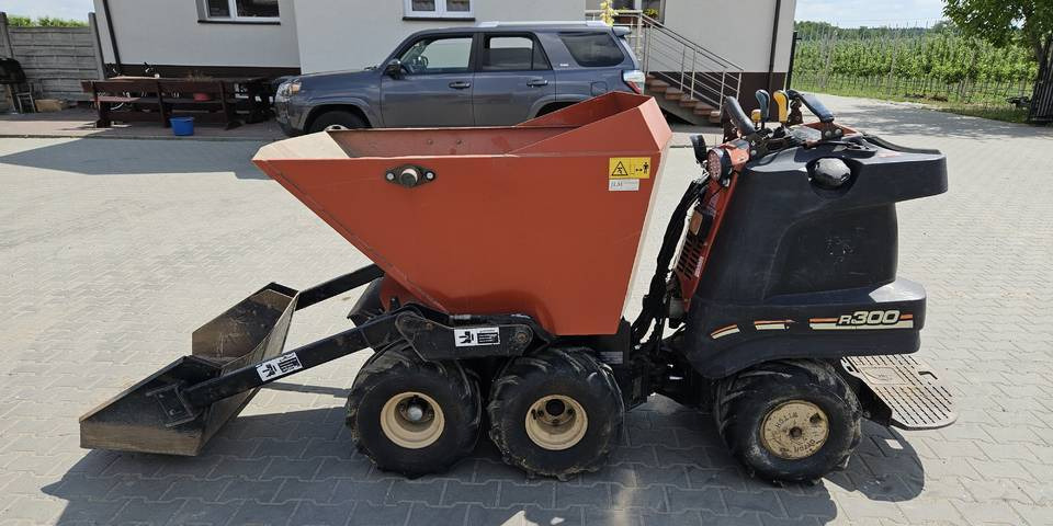 Wozidło samozaładowcze Ditch Witch R300 koparka łańcuchowa - Мини-самосвал: фото 1 Wozidło samozaładowcze Ditch Witch R300 koparka łańcuchowa - Мини-самосвал: фото 1