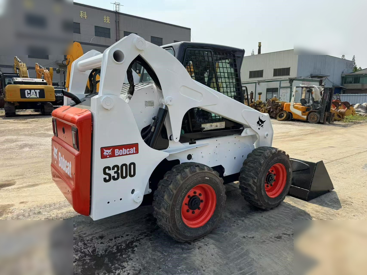 BOBCAT S300 - Мини-погрузчик с бортовым поворотом: фото 3 BOBCAT S300 - Мини-погрузчик с бортовым поворотом: фото 3
