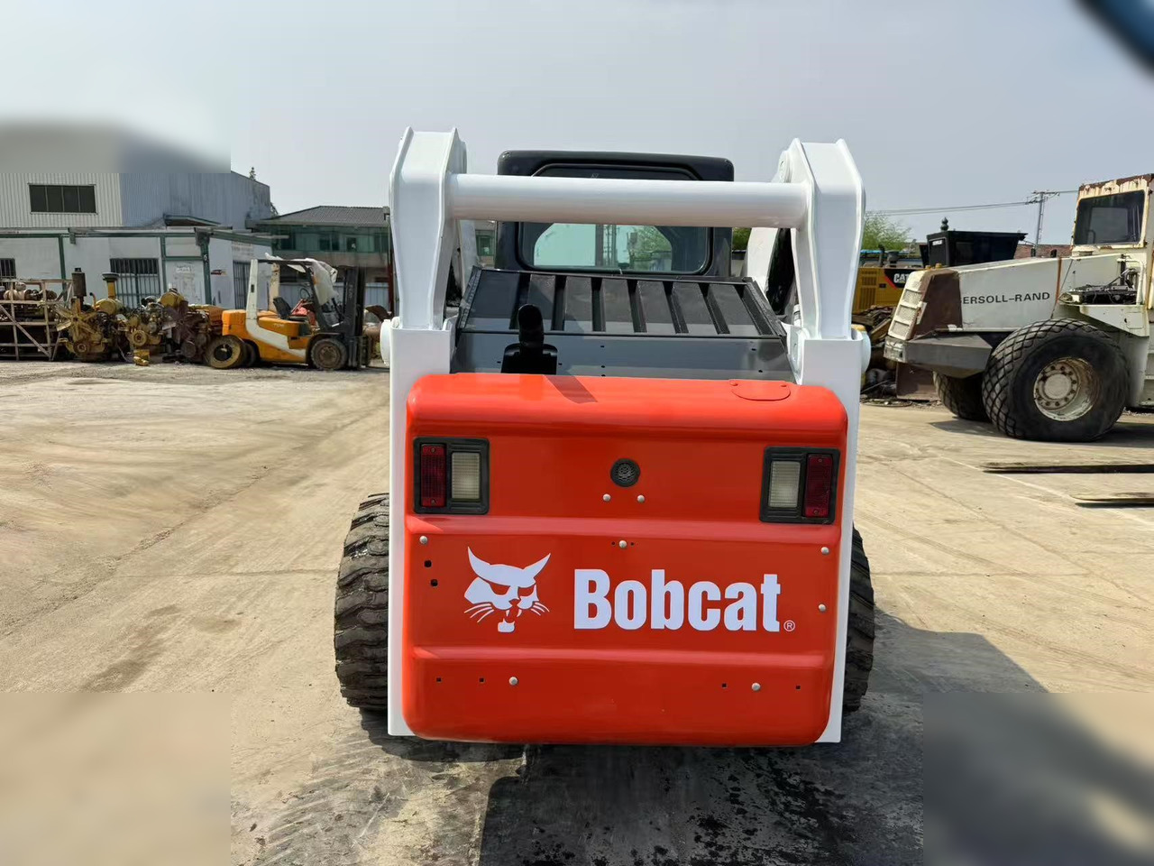 BOBCAT S300 - Мини-погрузчик с бортовым поворотом: фото 5 BOBCAT S300 - Мини-погрузчик с бортовым поворотом: фото 5