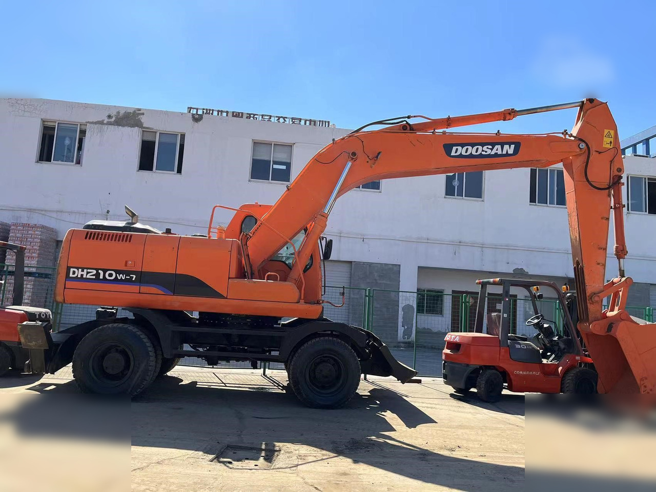 DOOSAN DH210W-7 - Колёсный экскаватор: фото 1 DOOSAN DH210W-7 - Колёсный экскаватор: фото 1