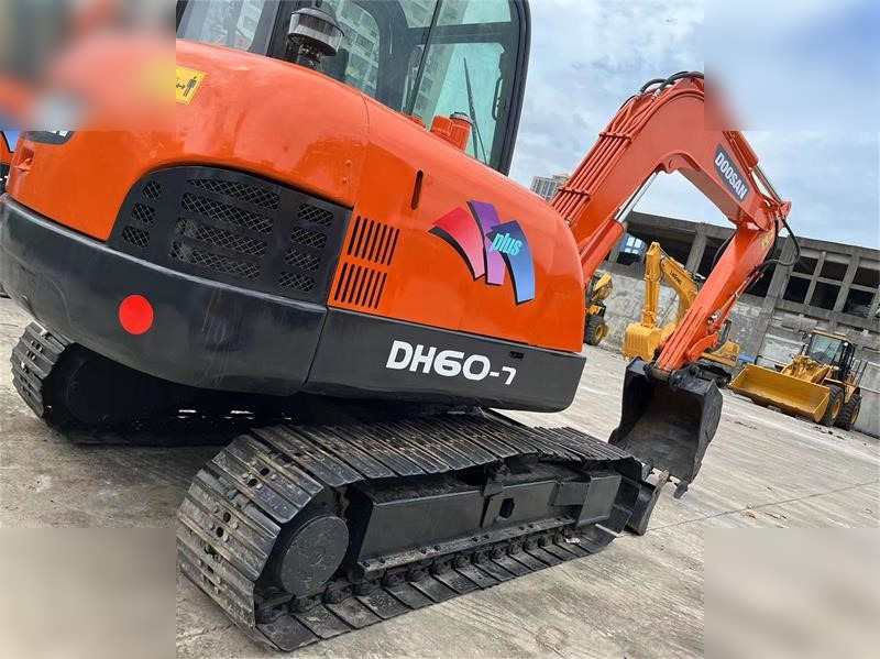 DOOSAN DH60-7 - Гусеничный экскаватор: фото 3 DOOSAN DH60-7 - Гусеничный экскаватор: фото 3