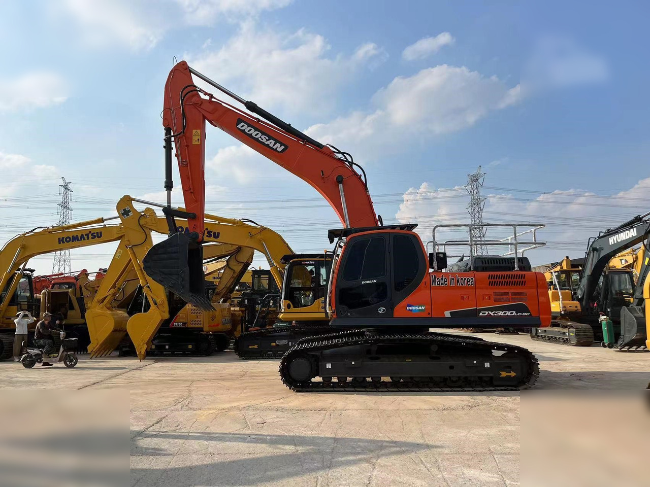 DOOSAN DX300 LCA - Гусеничный экскаватор: фото 1 DOOSAN DX300 LCA - Гусеничный экскаватор: фото 1