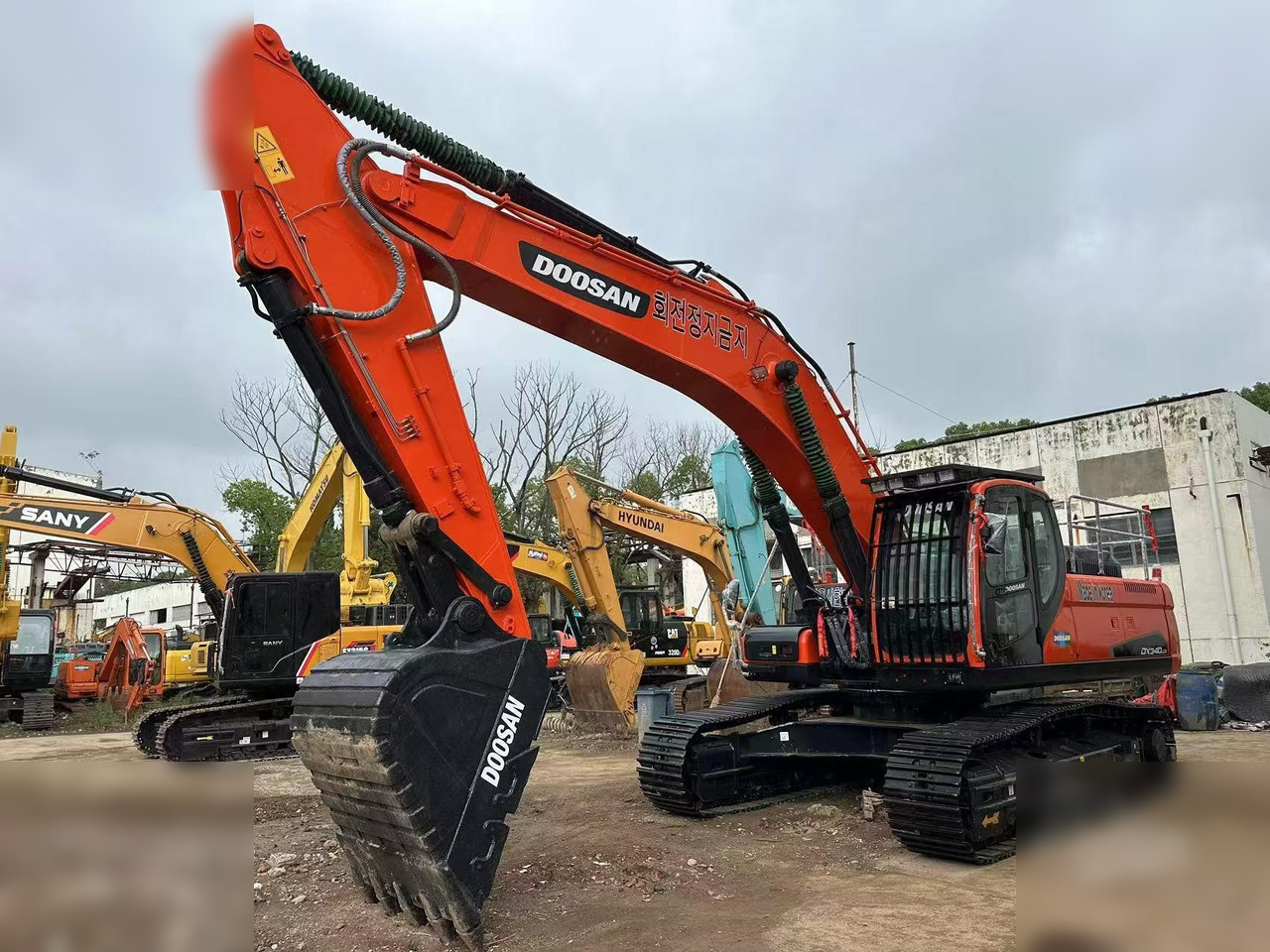 DOOSAN DX340 LC - Гусеничный экскаватор: фото 1 DOOSAN DX340 LC - Гусеничный экскаватор: фото 1