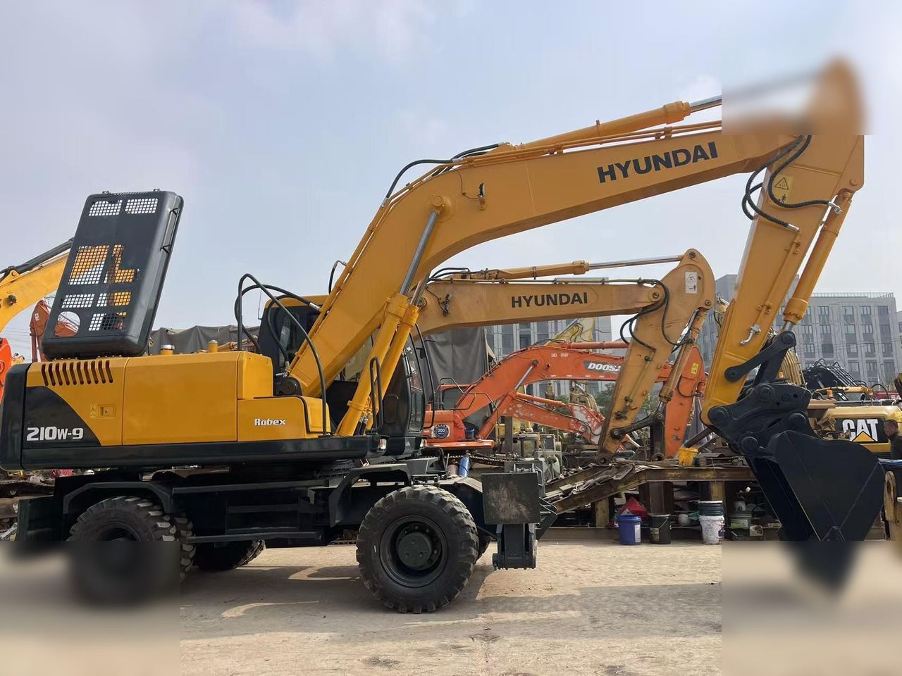 HYUNDAI ROBEX 210W-9 - Колёсный экскаватор: фото 1 HYUNDAI ROBEX 210W-9 - Колёсный экскаватор: фото 1